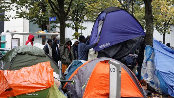Un campamento de inmigrantes ilegales en París, Francia - Sputnik Mundo