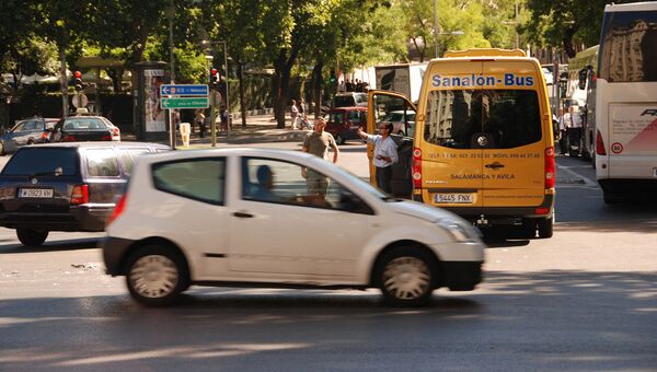 Tráfico en Madrid (imagen referencial) - Sputnik Mundo