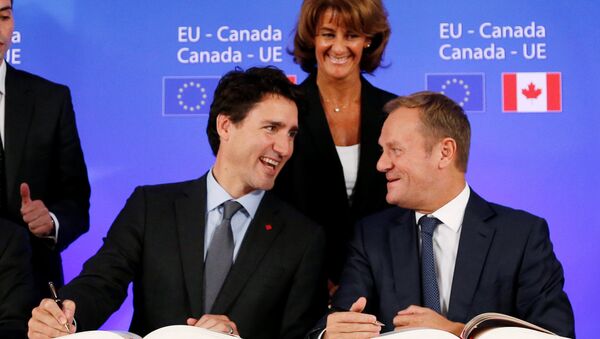 El primer ministro de Canadá, Justin Trudeau y el presidente del Consejo Europeo, Donald Tusk - Sputnik Mundo