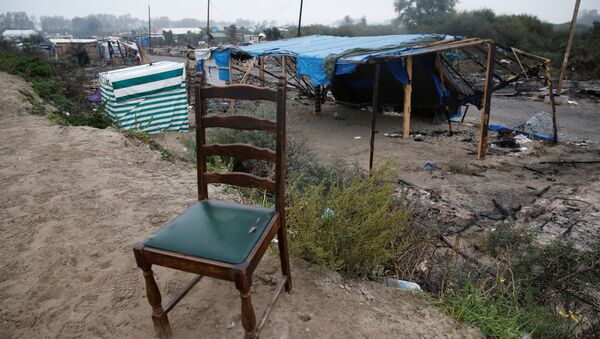 La demolición del campamento de refugiados en Calais, Francia - Sputnik Mundo