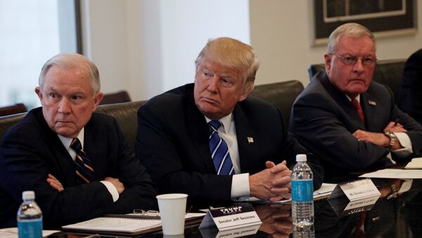 Trump con sus asesores - Sputnik Mundo