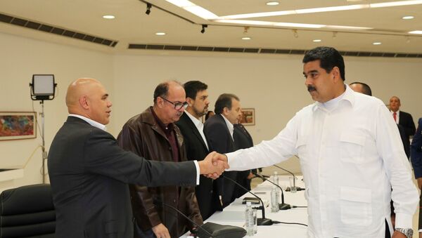 Nicolás Maduro, presidente de Venezuela, con Jesus Torrealba, secretario de la coalición de partidos opositores - Sputnik Mundo