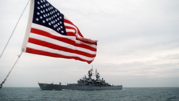 La bandera de EEUU y el buque estadounidense - Sputnik Mundo