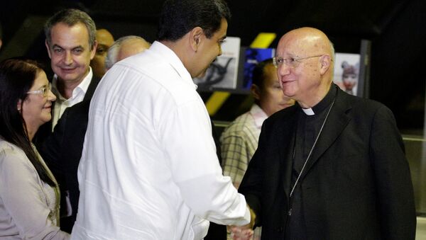 Nicolás Maduro, el presidente de Venezuela, saluda a Claudio María Celli, representate de Vaticano - Sputnik Mundo