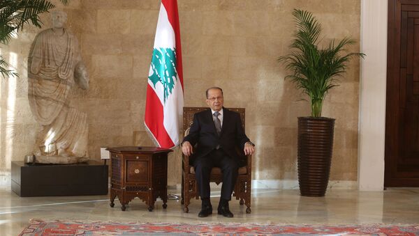 Newly elected Lebanese president Michel Aoun sits on the president's chair inside the presidential palace in Baabda - Sputnik Mundo
