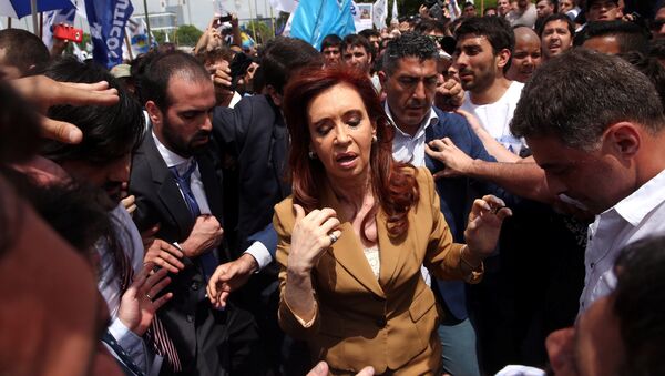 Former Argentine President Cristina Fernandez de Kirchner walks amongst supporters after leaving court in Buenos Aires, Argentina, October31, 2016 - Sputnik Mundo