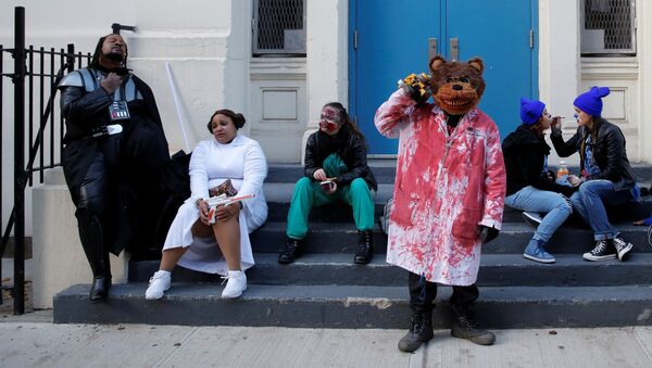 La gente preparándose para la celebracion de Halloween, Nueva York - Sputnik Mundo