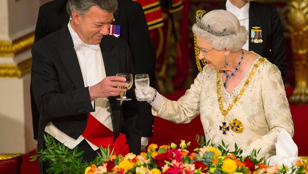 Presidente de Colombia, Juan Manuel Santos, y reina de Reino Unido, Isabel II - Sputnik Mundo