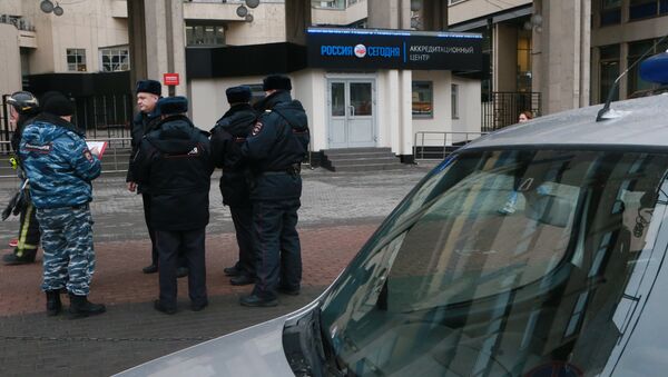 Los policias moscovitas frente a la entrada de la agencia Rossiya Segodnya tras la advertencia de una bomba - Sputnik Mundo