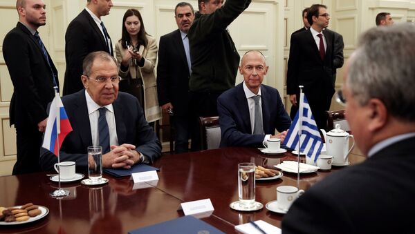 Ministro de Exteriores de Rusia, Serguéi Lavrov, y su homologo griego, Nikos Kotzias - Sputnik Mundo