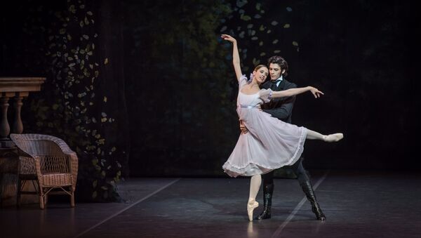 María Noel Riccetto, primera bailarina del Ballet Nacional del Sodre y Ciro Mansilla, primer bailarín del Sodre - Sputnik Mundo