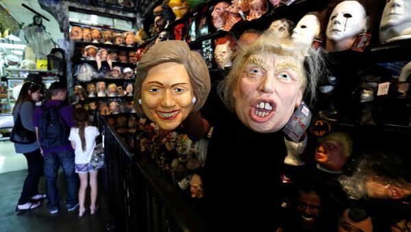 Máscaras de Hillary Clinton y Donald Trump - Sputnik Mundo