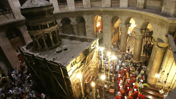 Christian clergymen holding Palm branches walk around the tomb of Jesus Christ during a mass to mark Palm Sunday in the Church of the Holy Sepulchre in Jerusalem's Old City. (File) - Sputnik Mundo