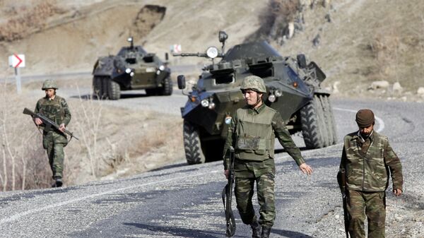 Turkish soldiers patrol a road near the Turkey-Iraq border in the mainly Kurdish southeastern province of Sirnak (File) - Sputnik Mundo