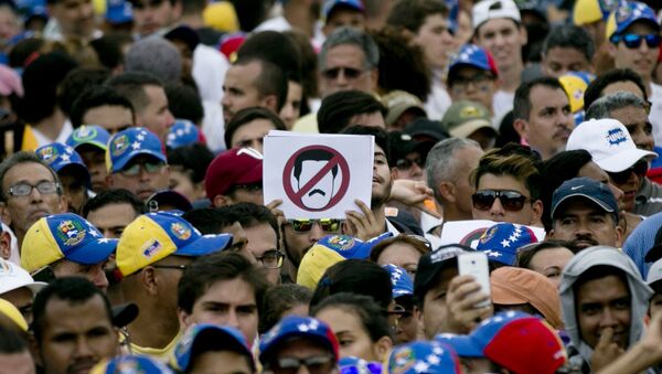People protest against Venezuela's President Nicolas Maduro in Caracas, Venezuela, Wednesday, Oct. 26, 2016 - Sputnik Mundo