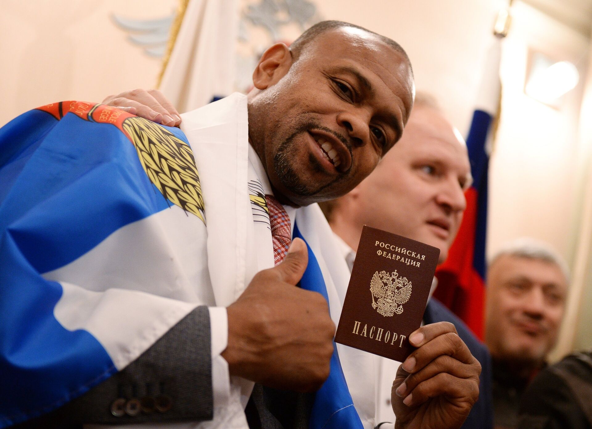 Roy Jones muestra su pasaporte ruso durante la ceremonia de naturalización en Moscú (Rusia), el 27 de octubre del 2015 - Sputnik Mundo, 1920, 12.07.2021