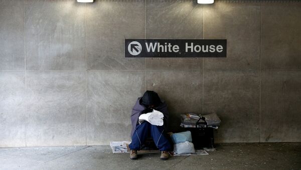 Una persona sin hogar en la estación de metro cerca de la Casa Blanca en Washington, EEUU - Sputnik Mundo