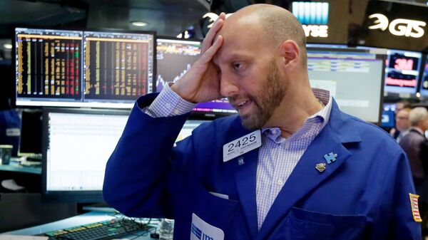 Specialist Meric Greenbaum works at his post on the floor of the New York Stock Exchange, Friday, June 24, 2016. U.S. stocks are plunging in early trading after Britons voted to leave the European Union. - Sputnik Mundo