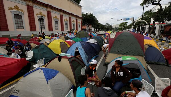 El campamento de los partidarios de Nicolás Maduro cerca de Palacio de Miraflores - Sputnik Mundo