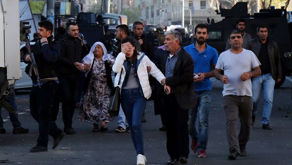 Gente tras la explosión en Turquía - Sputnik Mundo