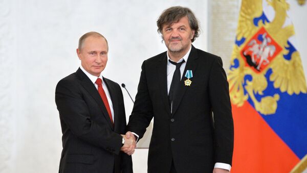 El director serbio, Emir Kusturica, y el mandatario ruso, Vladímir Putin - Sputnik Mundo