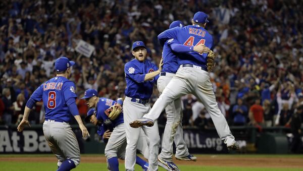 Jugadores celebran la victoria de los Chicago Cubs en la Serie Mundial de Béisbol - Sputnik Mundo