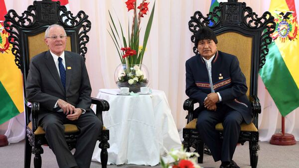 Peru's President Pedro Pablo Kuczynski and his Bolivian counterpart Evo Morales pose for a photograph in Sucre - Sputnik Mundo
