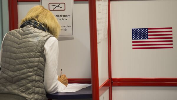 Mujer votando durante las elecciones presidenciales de 2016 en EEUU (archivo) - Sputnik Mundo