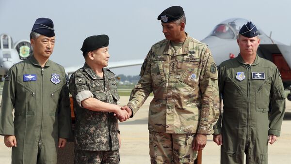 El general estadounidense Vincent Brooks y el Jefe del Estado Mayor de Corea del Sur Lee Sun Jin - Sputnik Mundo