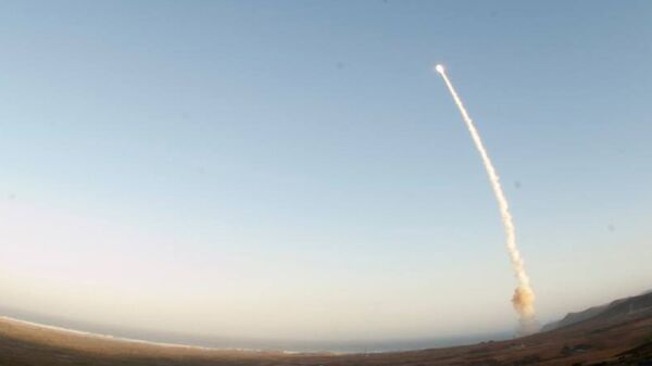 An image provided by Vandenberg Air Force Base shows an unarmed Minuteman III intercontinental ballistic missile being launched during an operational test Wednesday May 22, 2013, from Launch Facility-4 on Vandenberg AFB, Calif - Sputnik Mundo