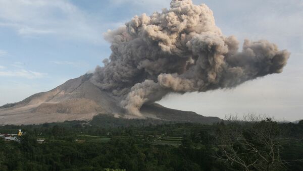 El volcán Sinabung en Indonesia - Sputnik Mundo