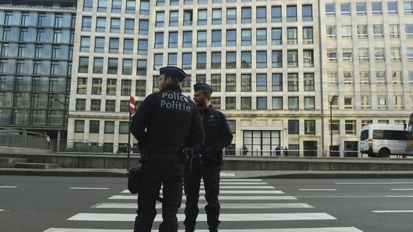 Police officers stand outside Brussels courthouse on April 14, 2016, before the hearing of top Paris and Brussels attacks suspect Mohammed Abrini. - Sputnik Mundo