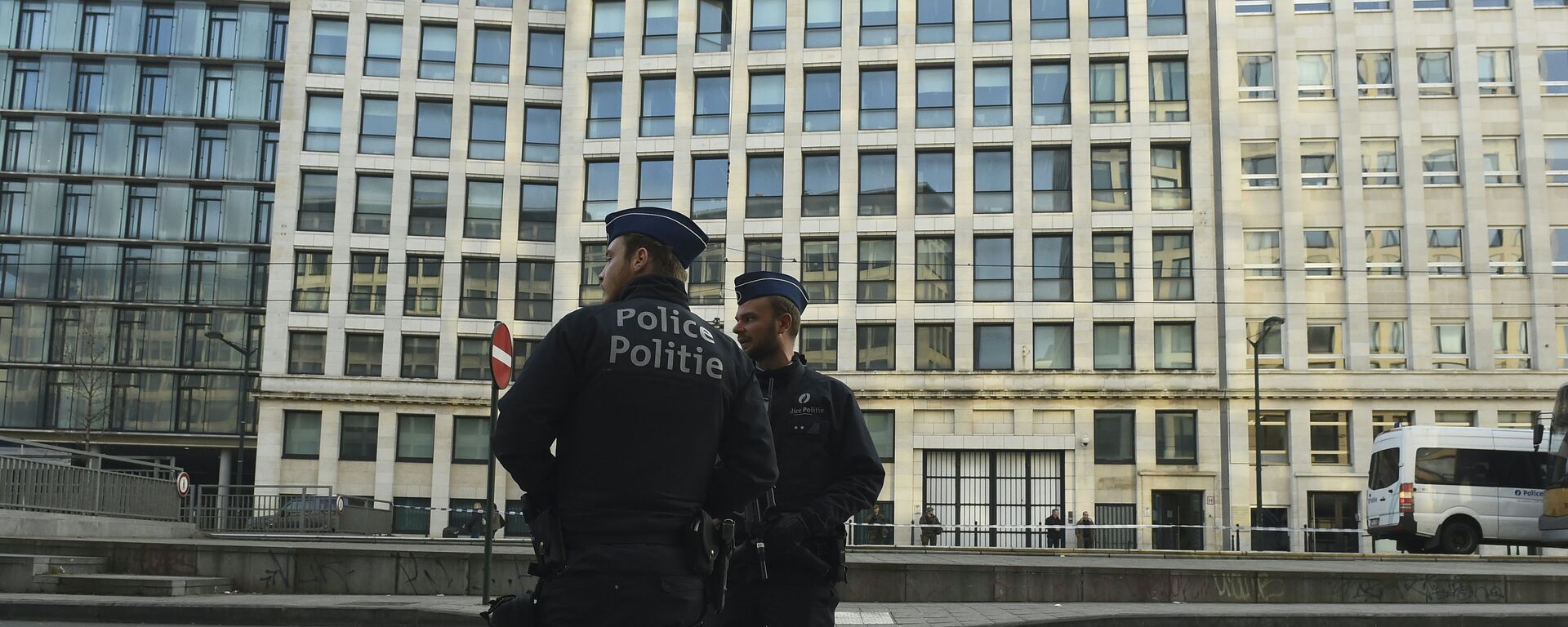 Police officers stand outside Brussels courthouse on April 14, 2016, before the hearing of top Paris and Brussels attacks suspect Mohammed Abrini.  - Sputnik Mundo, 1920, 12.12.2022