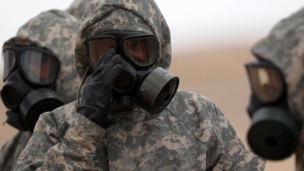 Soldados usan máscaras durante un ejercicio militar simulando un ataque de armas químicas (archivo) - Sputnik Mundo