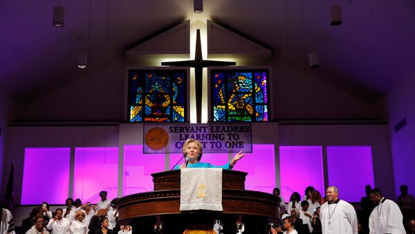 Hillary Clinton, candidata demócrata a la presidencia de EEUU, durante el discurso en una iglesia de Filadelfia - Sputnik Mundo
