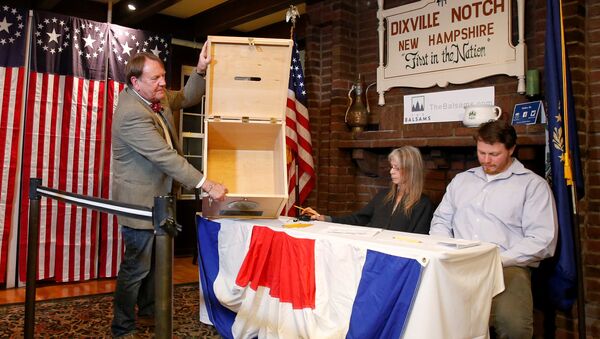 El alcalde de Dixville Notch muestra la caja de votación vacía - Sputnik Mundo