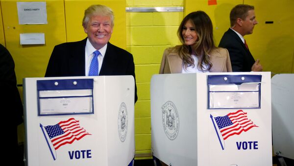 Donald Trump, candidato a la presidencia de EEUU, vota acompañado de su esposa, Melania Trump - Sputnik Mundo