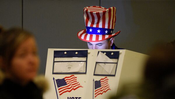 Un hombre echa su voto en las elecciones presidenciales en EEUU (archivo) - Sputnik Mundo