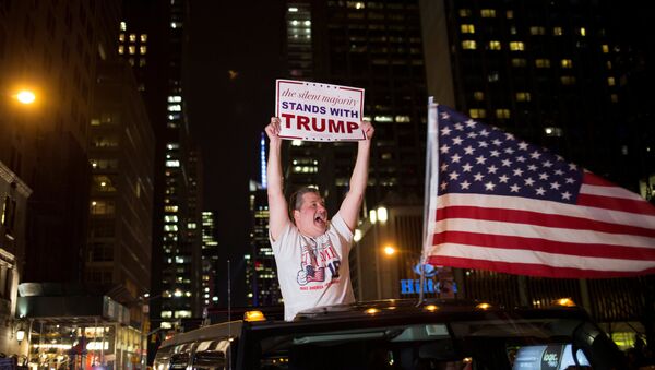 A supporter of U.S. Republican presidential candidate Donald Trump cheers near the intersection of West 54th Street and Fifth Avenue in New York, U.S. - Sputnik Mundo