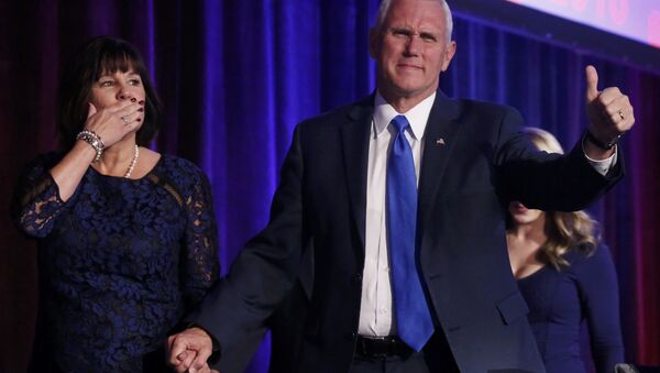 El vicepresidente electo de EEUU Mike Pence con su esposa - Sputnik Mundo