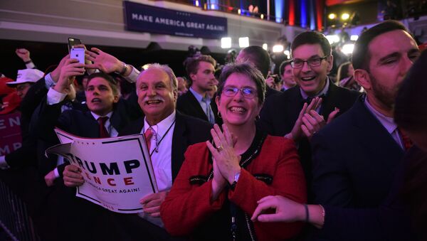 Supporters of Republican presidential elect Donald Trump cheer at the New York Hilton Midtown in New York on November 9, 2016. Trump stunned America and the world on November 9, riding a wave of populist resentment to defeat Hillary Clinton in the race to become the 45th president of the United States. - Sputnik Mundo