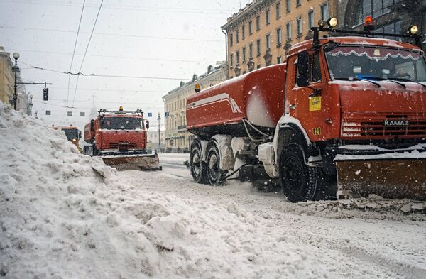 Los quitanieves limpian la avenida Nevski de San Petersburgo - Sputnik Mundo
