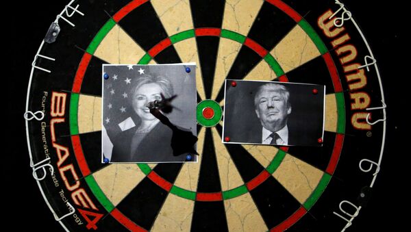 Un tablero de dardos con los retratos de Hillary Clinton y Donald Trump - Sputnik Mundo