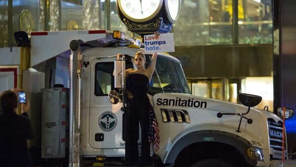 La cantante Lady Gaga durante la protesta contra Donald Trump - Sputnik Mundo