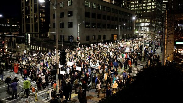 La manifestación contra Donald Trump en Seattle, EEUU - Sputnik Mundo