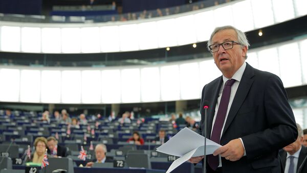 European Commission President Juncker addresses the European Parliament during a debate in Strasbourg - Sputnik Mundo