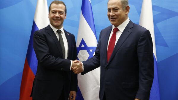 Dmitri Medvédev, el primer ministro ruso, con su homólogo israelí, Benjamín Netanyahu - Sputnik Mundo