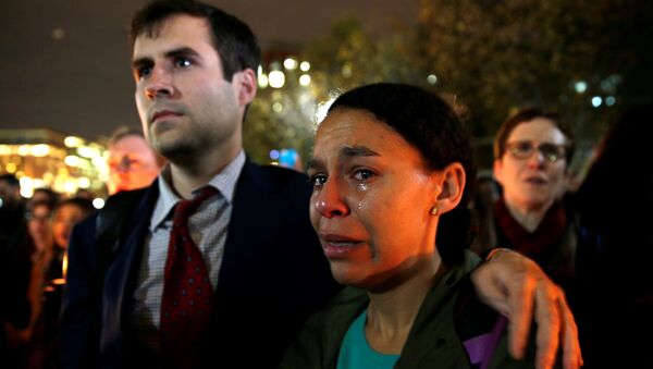 A woman cries while taking part in an anti-Trump candlelight vigil in front of the White House in Washington - Sputnik Mundo