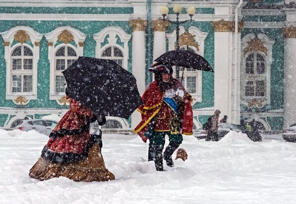 'Pedro I' y 'Catalina la Grande', en la plaza del Palacio de San Petersburgo - Sputnik Mundo