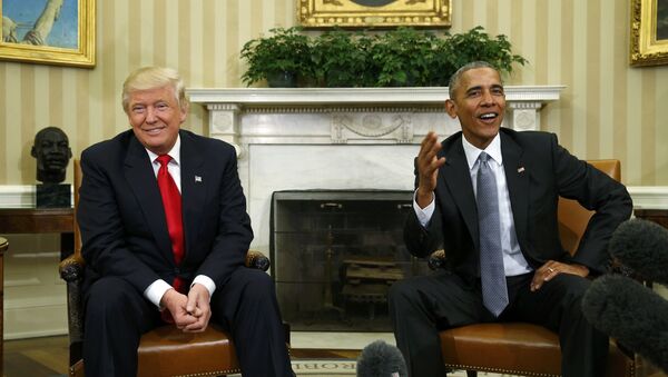 El presidente de EEUU, Donald Trump, junto al expresidente estadounidense Barack Obama (archivo) - Sputnik Mundo
